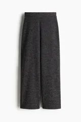 Pantalón negro de punto bouclé con cintura elástica y piernas rectas.