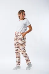 Pantalón babucha de viscosa con estampado camuflado en tonos tierra, corte holgado y cintura elástica ajustable con cordón.