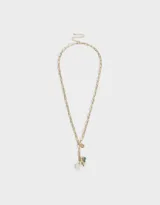 Collar dorado con cadena de eslabones y dije de corazón, dije de corazón calado, dije de cristal y dije de piedra verde.