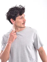 Remera azul de corte clásico y mangas cortas.