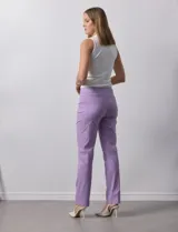 Pantalón verde esmeralda de gabardina elastizada, con pretina ancha y faja interna modeladora. Tiene costuras verticales pespunteadas en el frente y bolsillos ojal simulados en la parte trasera.