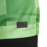 Camiseta de fútbol Nike del Liverpool FC, modelo Stadium para la temporada 2023/24. Diseño blanco con bloques de color verde digitalizados en el lateral. Incluye logo de Nike, escudo del club y sponsor.
