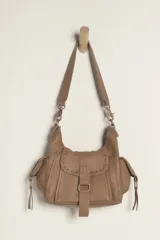 Bolso mini de cuero desgastado color beige claro, con cierre magnético plegable, monedero forrado y bolsillos interiores. Incluye correa de hombro extrapole.