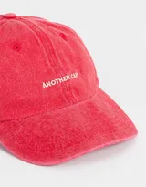 Gorra de gabardina color marrón con efecto lavado y bordado frontal con la frase "Another Cap". Ajuste trasero con hebilla metálica.