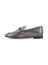 Mocasín plateado de cuero con punta fina y detalle de hebilla metálica en el empeine.