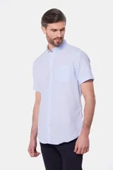Camisa celeste de lino y algodón, de manga corta, con cuello abotonado y bolsillo en el pecho.