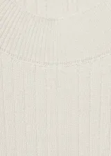 Top color crema de tejido de punto fino en canalé, con cuello redondo, diseño recto y sin mangas.