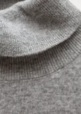 Top sin mangas gris con cuello alto y ajuste cómodo.