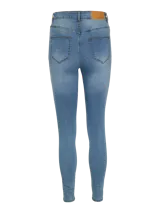 Pantalón de jean celeste, de corte skinny, tiro alto y largo hasta el tobillo.