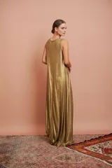 Vestido largo dorado sin mangas y de corte amplio.