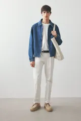 Campera de denim azul con cuello clásico, cierre frontal con cremallera, bolsillos laterales insertados al bies, un bolsillo interior, puños y bajo con elástico revestido. Forrada y de corte estándar.