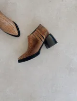 Botín marrón con textura símil cocodrilo, punta fina y taco bloque.