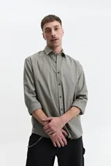 Camisa de algodón color azul oscuro, con cuello clásico y corte semi slim.