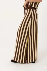 Pollera larga tejida a rayas verticales color chocolate y crema, con pretina elástica y tajos laterales.