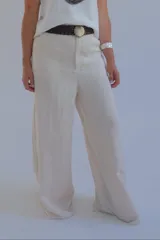 Pantalón de vestir color crudo, de corte palazzo y tiro alto.