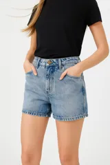 Short de jean celeste de calce ajustado y cintura alta.