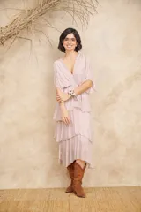 Vestido midi color rosa pálido con escote en V, mangas cortas amplias, corte imperio y falda con volados en capas.
