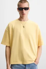 Camiseta de algodón de peso ligero, color verde musgo con efecto lavado, corte boxy fit y cuello redondo.