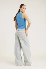 Musculosa rosa de algodón con cuello redondo y sisas anchas.