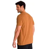 Remera color marrón de manga corta con logo de Caterpillar estampado en el pecho sobre un rectángulo con rayas diagonales negras.