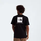 Camiseta negra de manga corta con logo de The North Face en la espalda, dentro de un cuadrado blanco, y la frase "Never Stop Exploring" debajo.