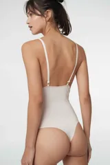 Body de lycra color piel con detalles en encaje y tirantes ajustables.