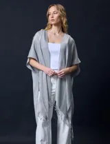 Kimono negro de gasa plisada con detalles de lurex y terminación desflecada.