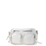 Bandolera blanca con textura tipo piel de cocodrilo, correa de cadena plateada y múltiples bolsillos con cierre.