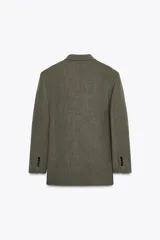Blazer marrón de Zara Woman Collection, con cuello solapa y manga larga. Tiene bolsillos de vivo en el delantero y cierre frontal cruzado con botón.