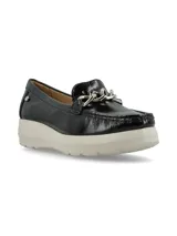 Mocasín de cuero charol negro con plataforma blanca y detalle de hebilla metálica plateada en el empeine.