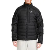 Campera puffer color verde oliva con cierre frontal y cuello alto. Logo de Nike bordado en el pecho.