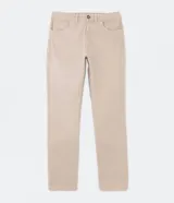 Pantalón de corte slim color beige, confeccionado en sarga de algodón con elastano. Cuenta con cintura elástica ajustable con cordón interno, cierre con botón y cremallera, y bolsillos laterales y traseros.