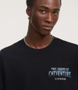 Remera negra de algodón con estampado en la espalda de un gato explorador y el texto "The Legend of Catventure".