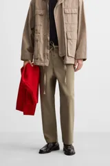 Pantalón de hombre color beige, corte carrot fit, con cintura elástica ajustable con cordón, bolsillos frontales y bolsillo trasero de plastrón.