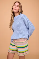 Buzo color crema tejido en algodón, de silueta holgada, mangas anchas y cuello bote.