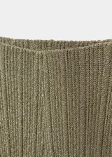 Pantalón de tejido de punto de canalé color verde oliva con lúrex, tiro alto, corte recto, cintura elástica y forro interior.