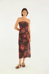 Vestido midi de tul con estampado de rosas rojas y negras, corte strapless y abertura lateral.