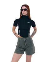 Top cropped negro de gabardina elastizada, con cuello alto, cierre frontal, silueta entallada, recortes y costuras a contratono.