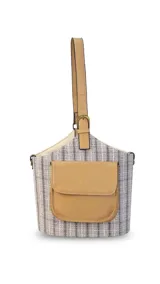 Matero con forma de balde, confeccionado en material símil cuero beige con estampado de rayas verticales en verde militar. Posee bolsillo frontal, asa de mano y correa larga desmontable.