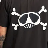 Remera negra de manga corta con cuello redondo y corte holgado. Estampado en el pecho con el logo de La Vela Puerca.