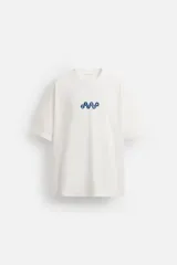 Camiseta blanca de corte relaxed fit, cuello redondo y manga corta. Estampado frontal con números y símbolos en azul.