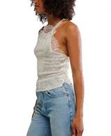 Top cubierto de lentejuelas iridiscentes, con escote halter y borde de encaje tipo pestaña. La espalda es estilo racerback con encaje delicado.