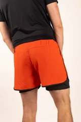 Short negro con calza interna, diseñado para brindar comodidad durante el ejercicio.