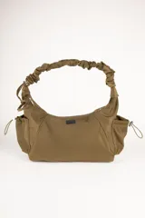 Cartera de nylon, con diseño estructurado y tiras ajustables.