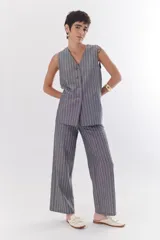 Pantalón de lino a rayas verticales azules y beige, de corte recto y relajado.