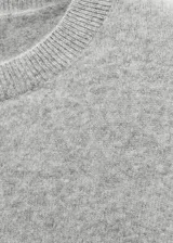Sweater lila de cashmere con cuello redondo y mangas largas.