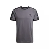 Remera gris de corte clásico con cuello redondo y mangas cortas. Presenta tres franjas negras en los hombros y el logo de Adidas bordado en el pecho.