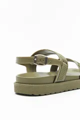 Sandalia color verde militar con plataforma chunky de goma liviana, tiras de material sintético ajustables y hebilla metálica.