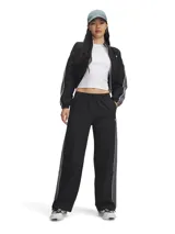 Pantalón deportivo Under Armour Rival Woven para mujer, color negro con detalles en gris y logo blanco.