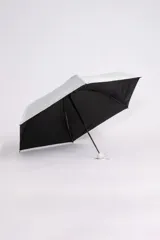 Paraguas plegable color blanco con mango curvo negro.